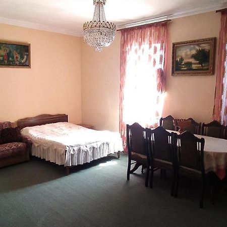 Flora's Guest House Erévan Extérieur photo