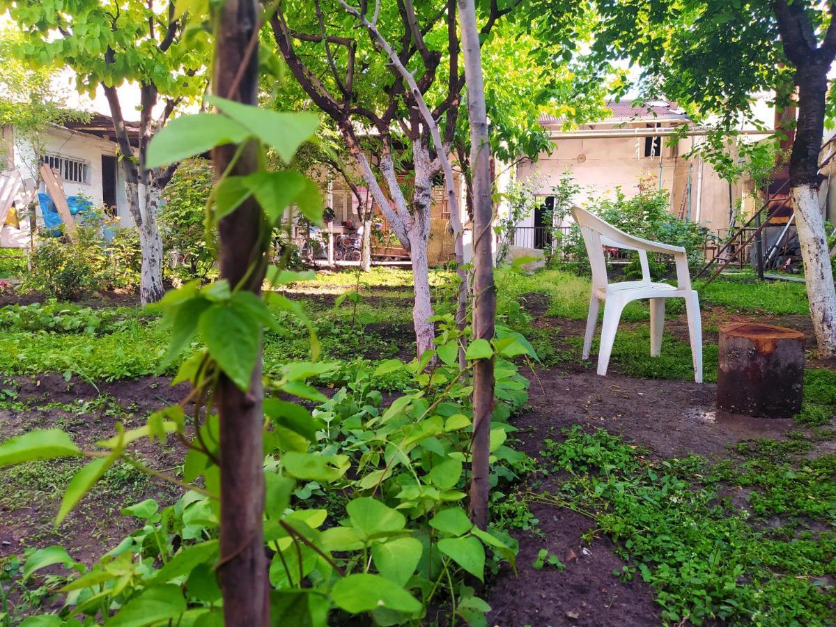Flora's Guest House Erévan Extérieur photo