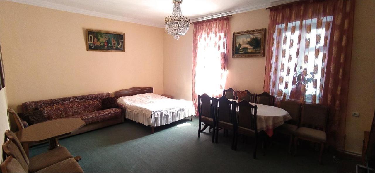 Flora's Guest House Erévan Extérieur photo