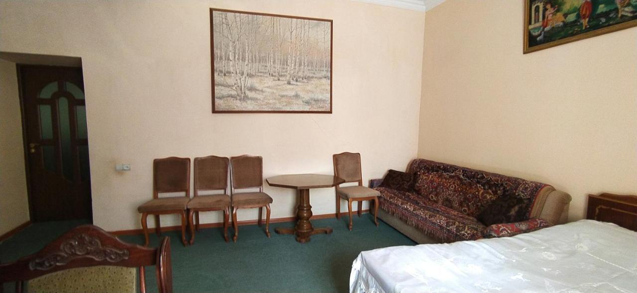 Flora's Guest House Erévan Extérieur photo