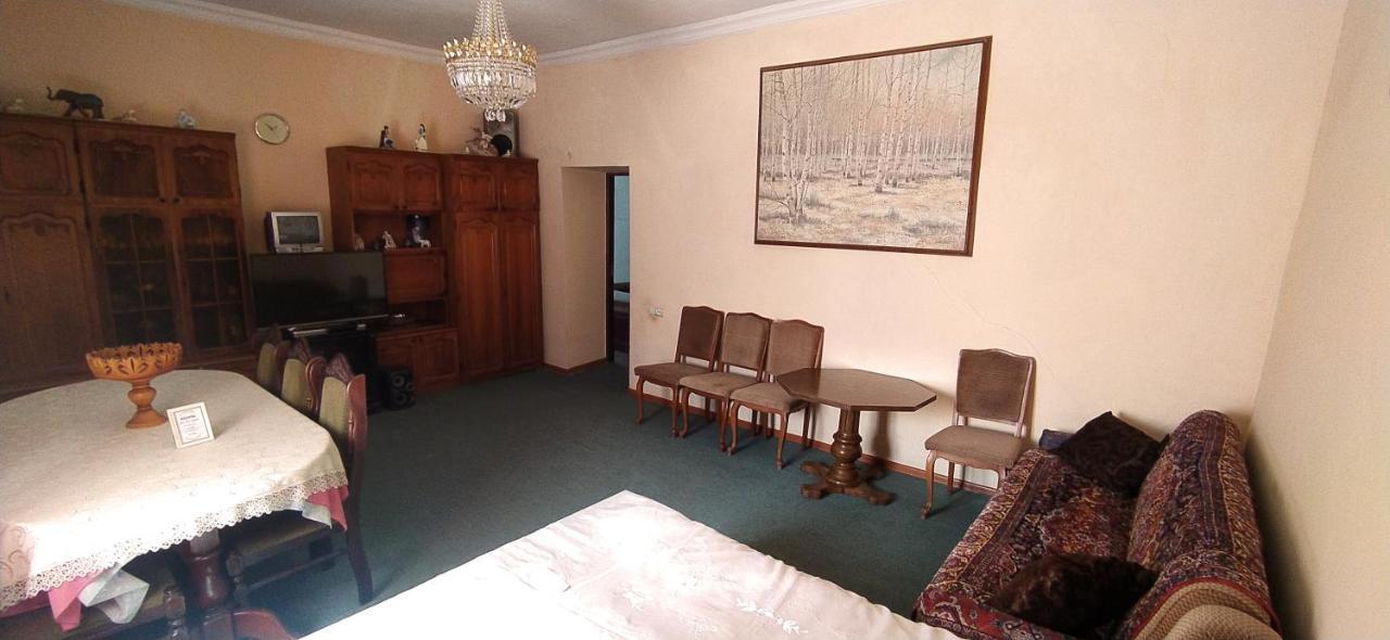 Flora's Guest House Erévan Extérieur photo